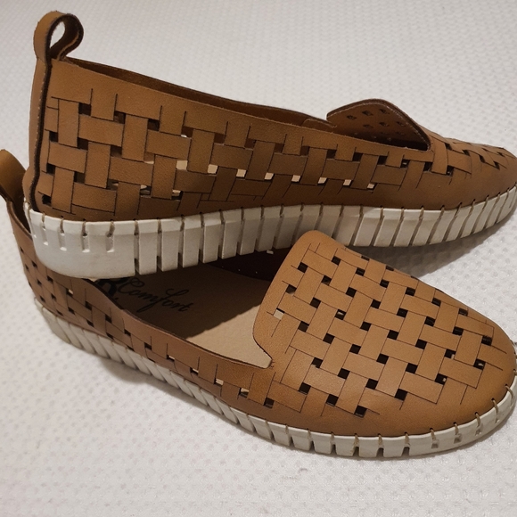 Women's Tan shoes - Picture 2 of 2
